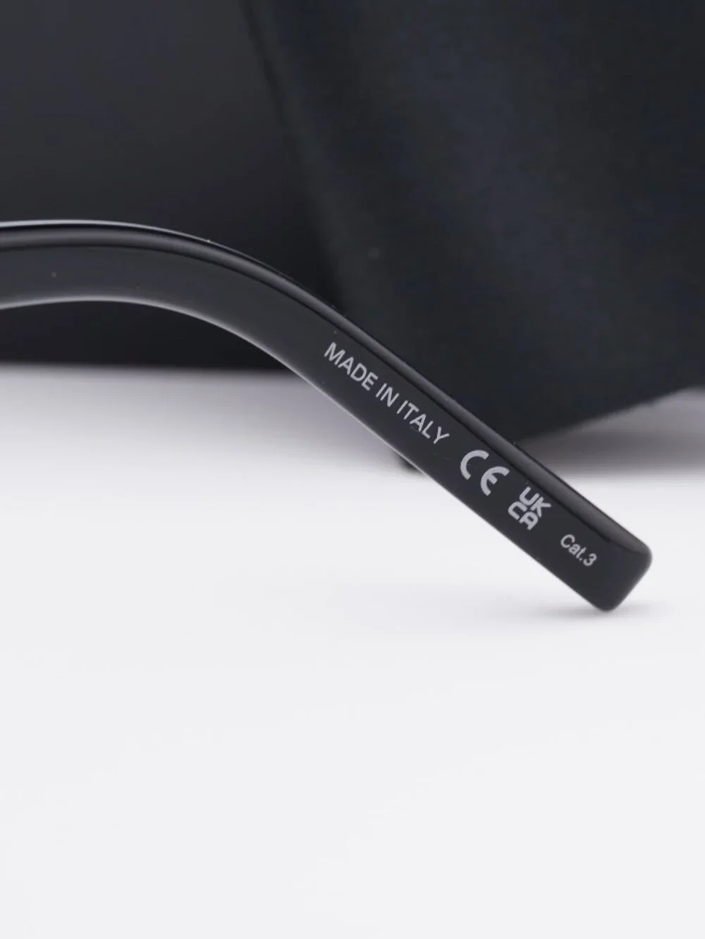 Saint Laurent model sl276